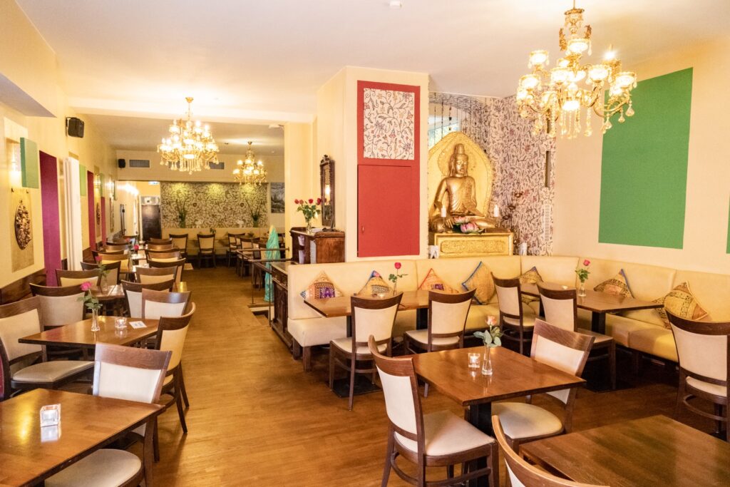 Gastraum mit warmem Ambiente im Khushi Berlin