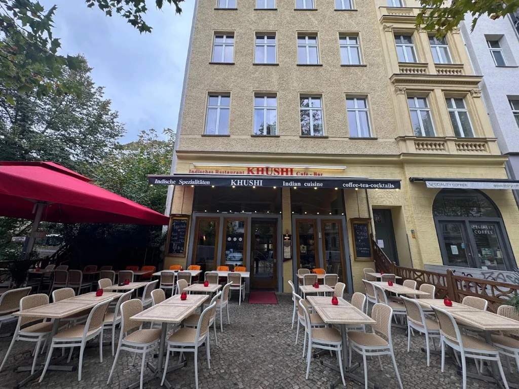 Außenansicht und Terrasse des Restaurants Khushi in Berlin Prenzlauer Berg