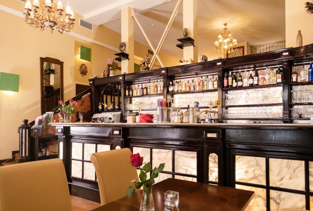 Elegante Holzbar mit beleuchtetem Marmor – Khushi Berlin