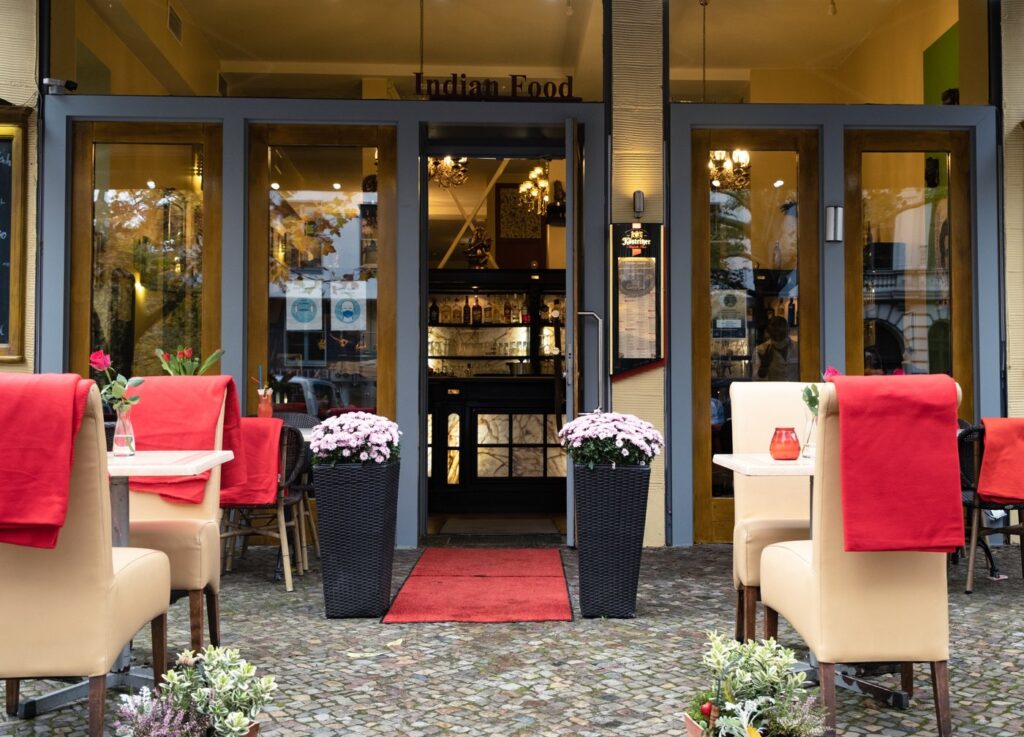 Außenterrasse am Kollwitzplatz mit Tischen und Decken – Khushi Berlin
