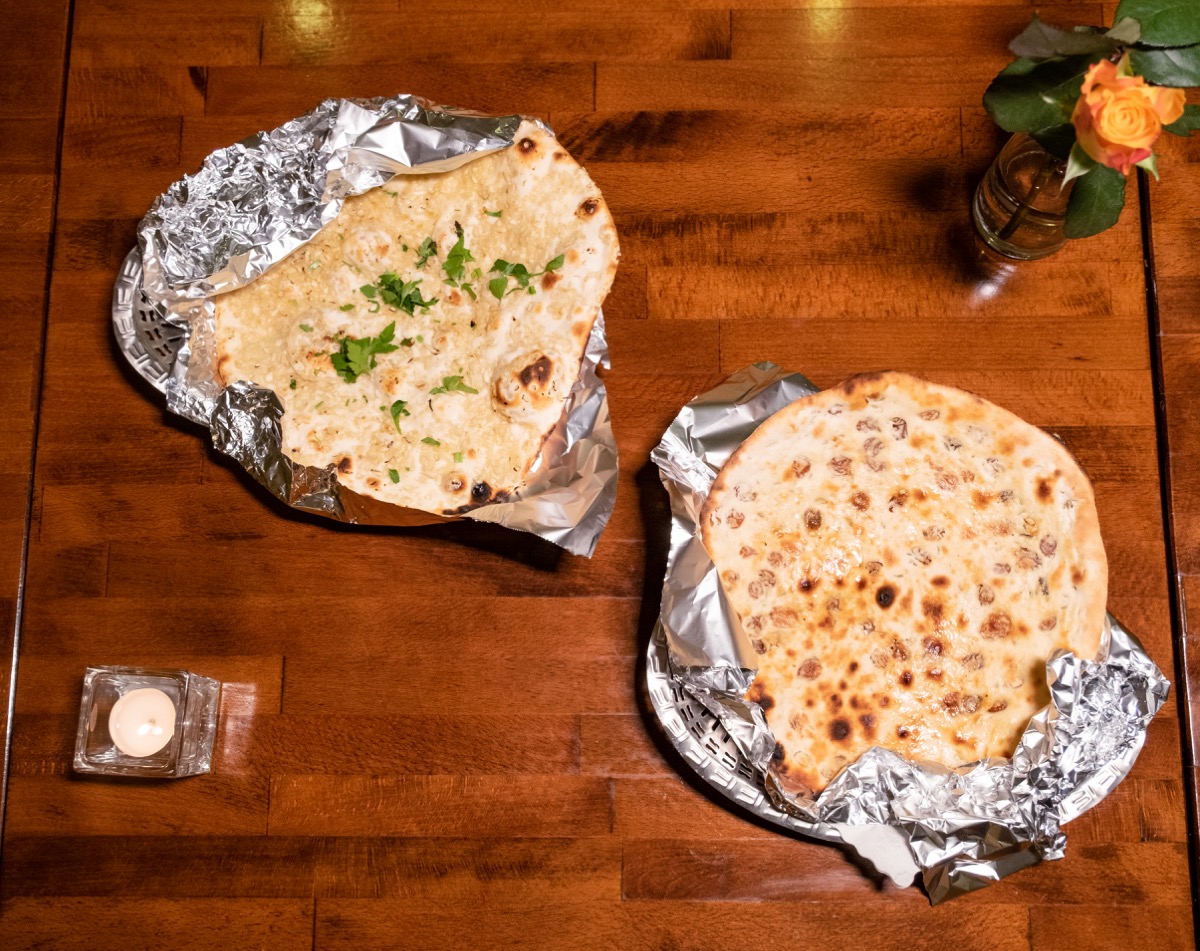 Naan Brot und Beilagen im Khushi Berlin