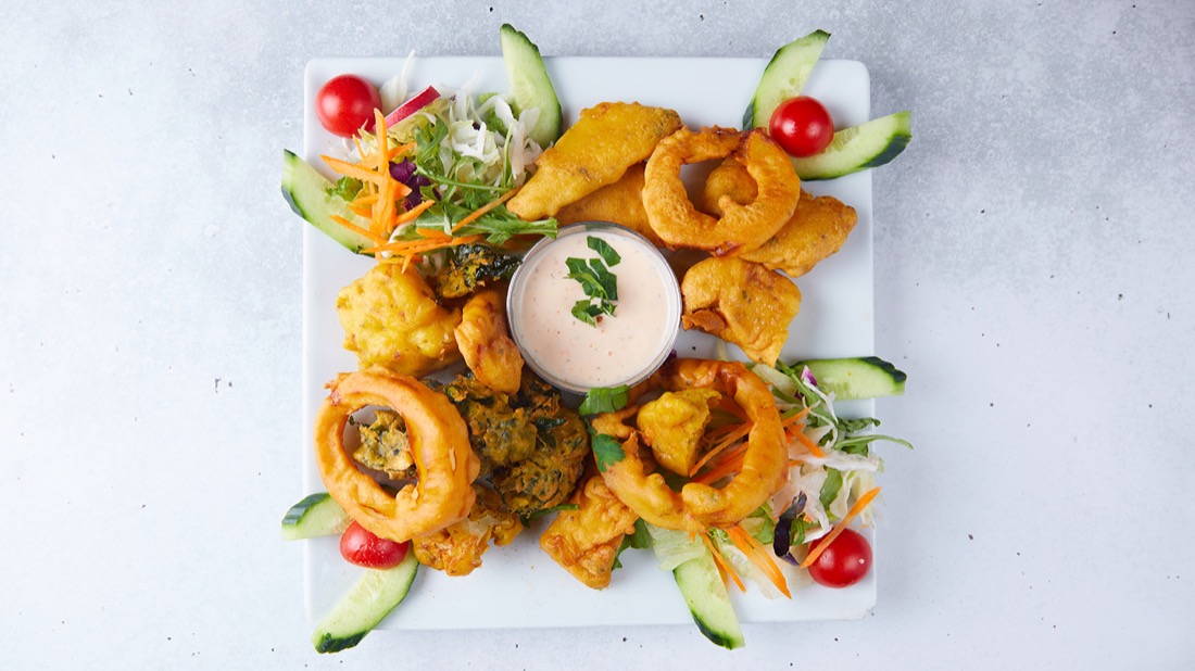 Gemischte Pakoras als indische Vorspeise